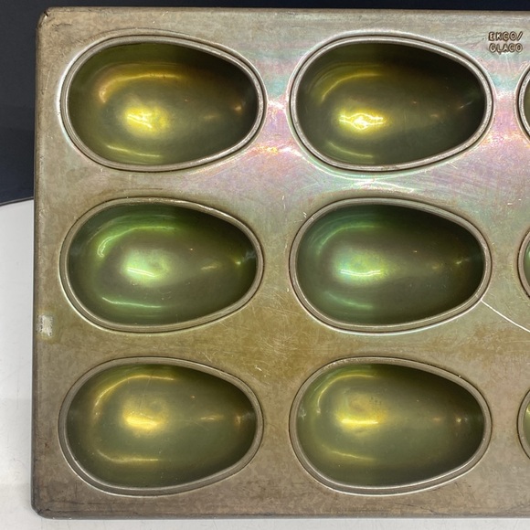 Ekco Glaco Steel Baking Pan Egg Shaped 12 Cup - Picture 3 of 17